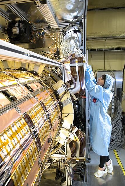 SCT Silicon Tracker in the clean room at CERN, nr. 0605019 01, &copy; CERN