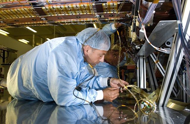 SCT Silicon Tracker in the clean room at CERN, nr. 0605019 02, &copy; CERN