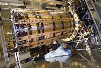 SCT Silicon Tracker in the clean room at CERN, nr. 0605019 03, &copy; CERN